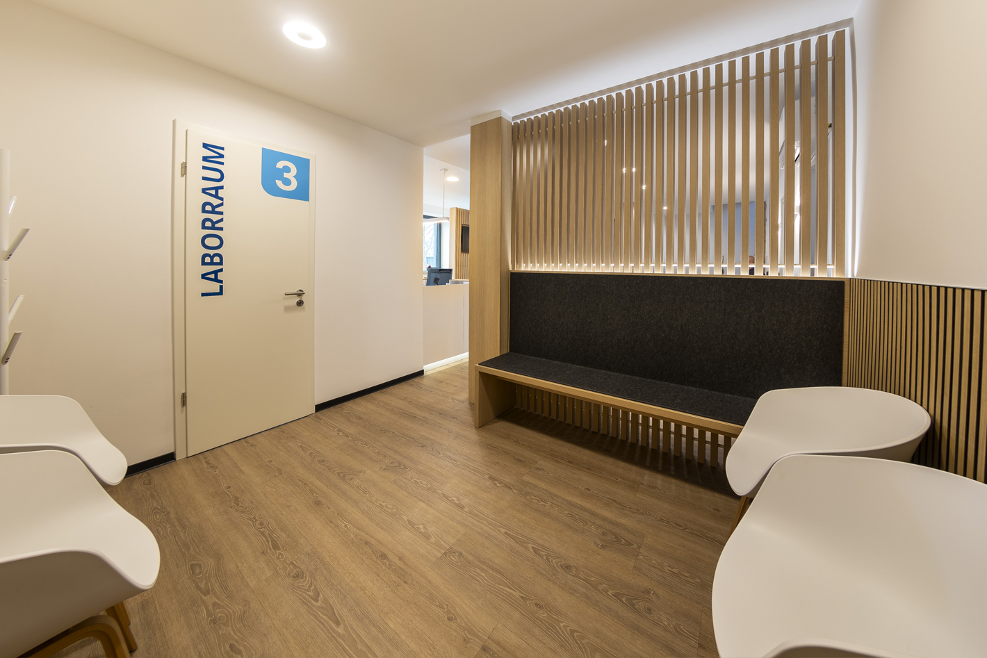 Sitzbereich mit Holzlamellen neben dem Laborraum